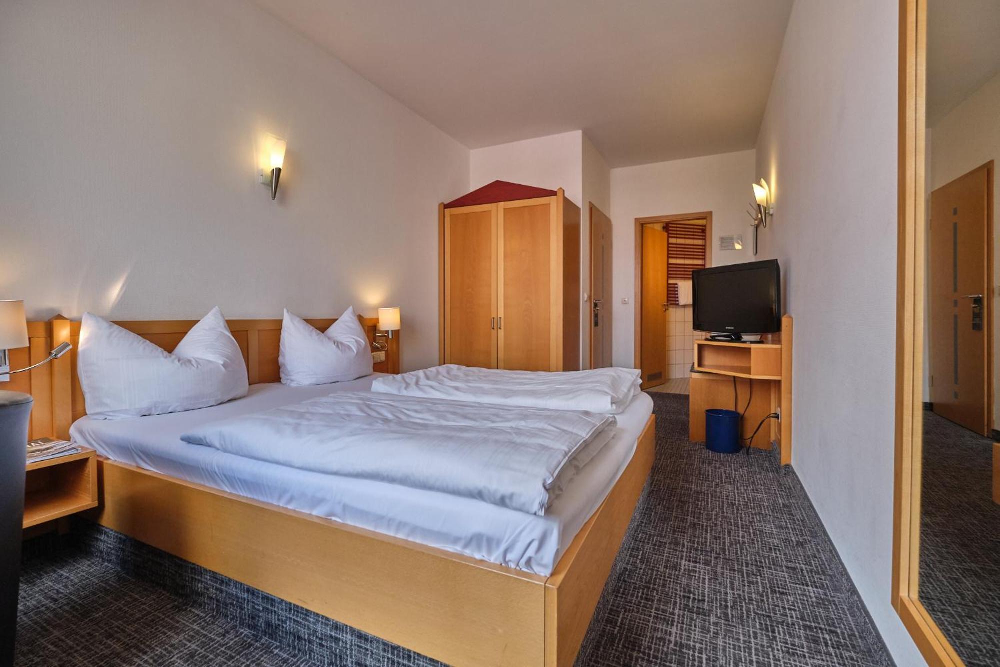 Hotel Roter Hahn Regensburg Ngoại thất bức ảnh